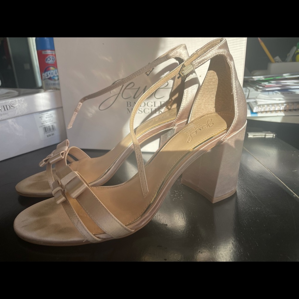 Jewel by Badgley Mischka Champagne Satin heels